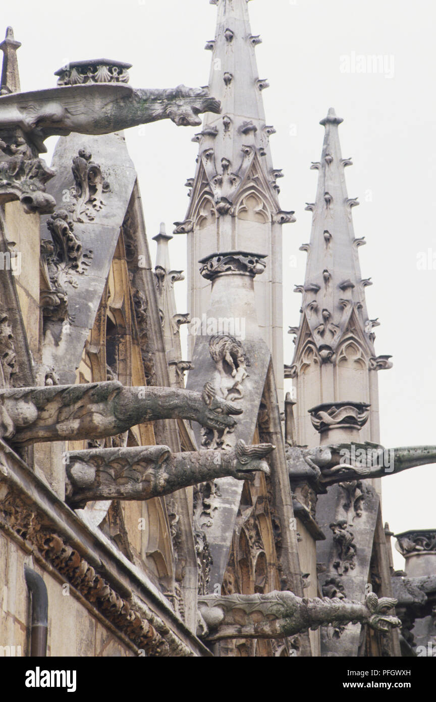 Francia, Parigi, San Severin cattedrale, pietra intagliata gargoyles sporgere dalla facciata, guglie salire al di sopra della struttura massiccia. Foto Stock