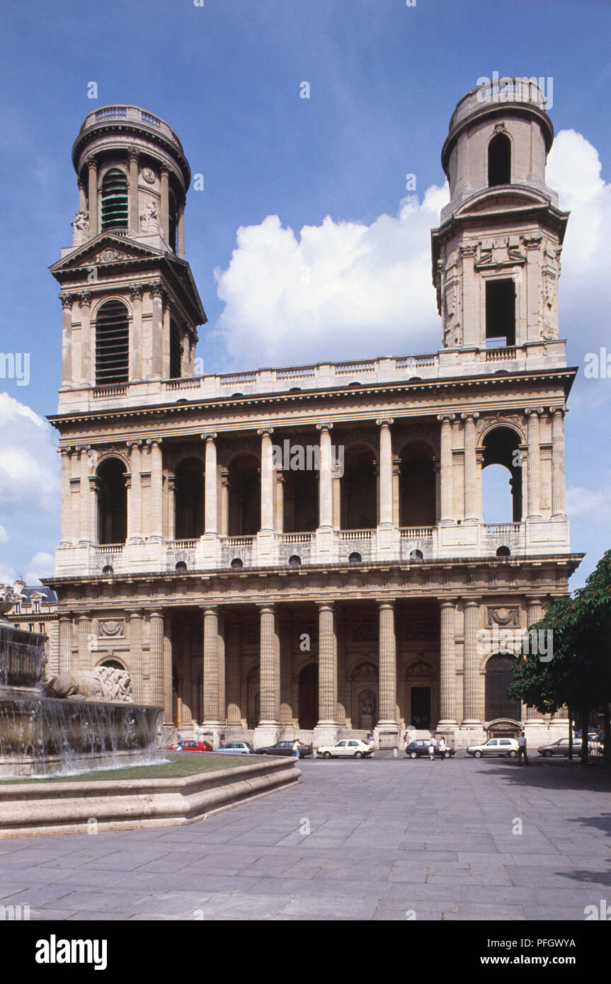 Francia, Parigi, San Sulpice, classica chiesa con torre a ciascuna estremità. Foto Stock