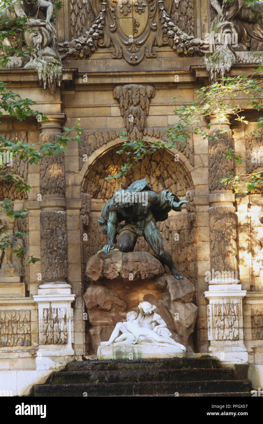 Francia, Parigi, Fontaine de Medicis, le statue sulla fontana, Polifemo fusa in bronzo scuro su Aci e Galatea scolpito dal marmo bianco. Foto Stock
