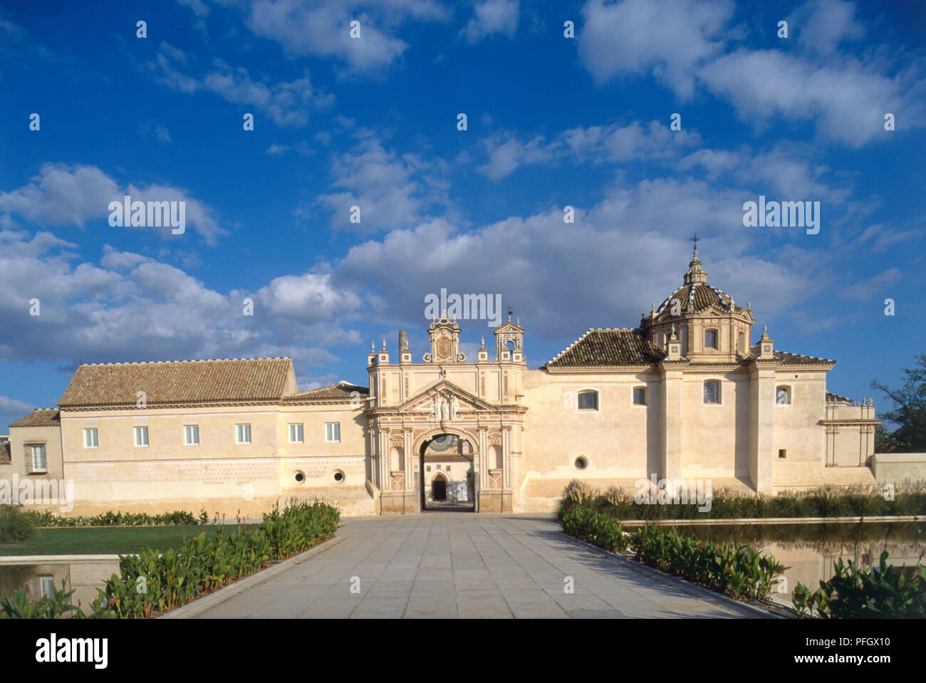 Spagna, Siviglia, facciata del XV secolo il monastero certosino, Monasterio de Santa Maria de Las Cuevas. Foto Stock
