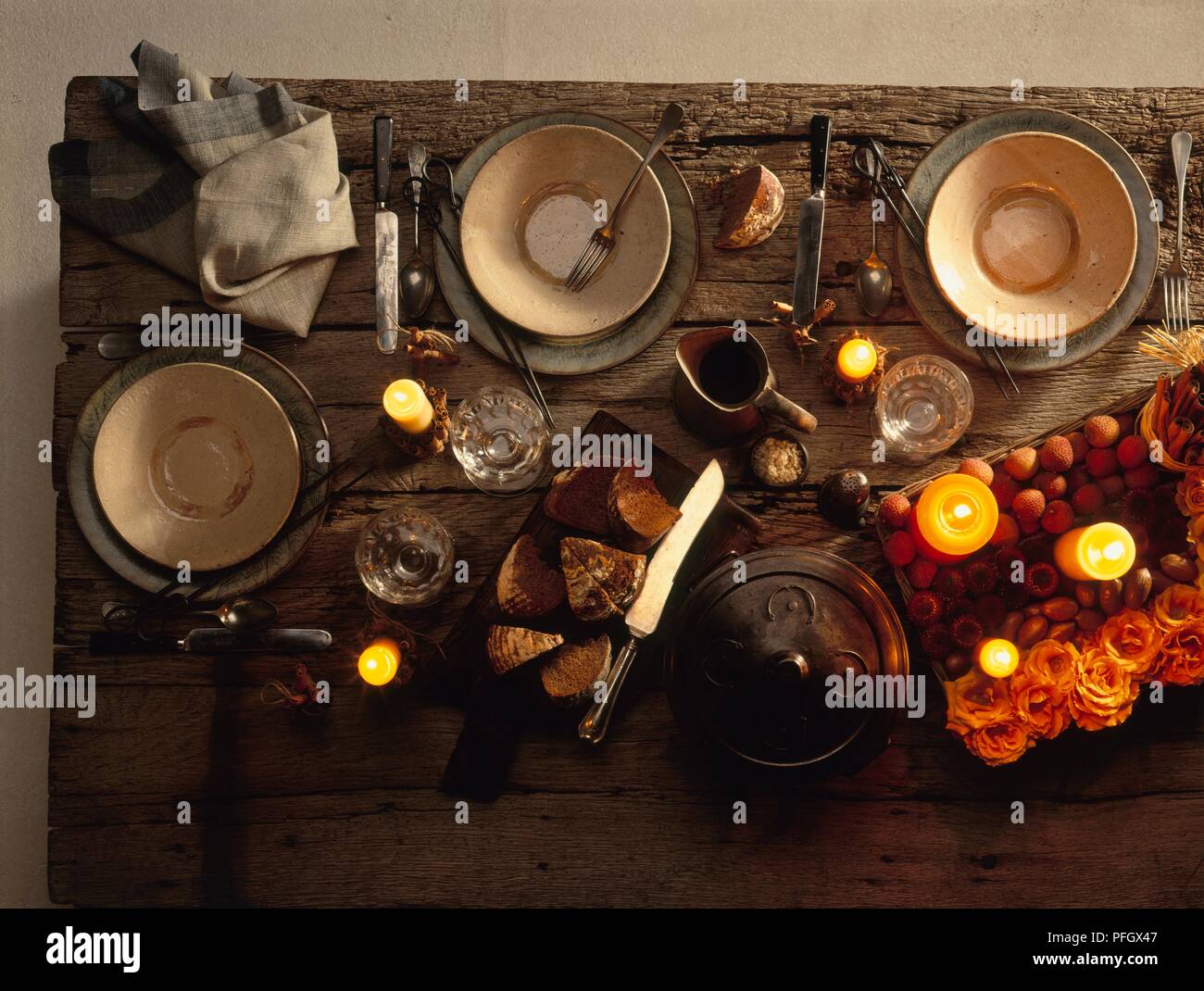 Tavolo rustico impostato per la cena a lume di candela Foto Stock