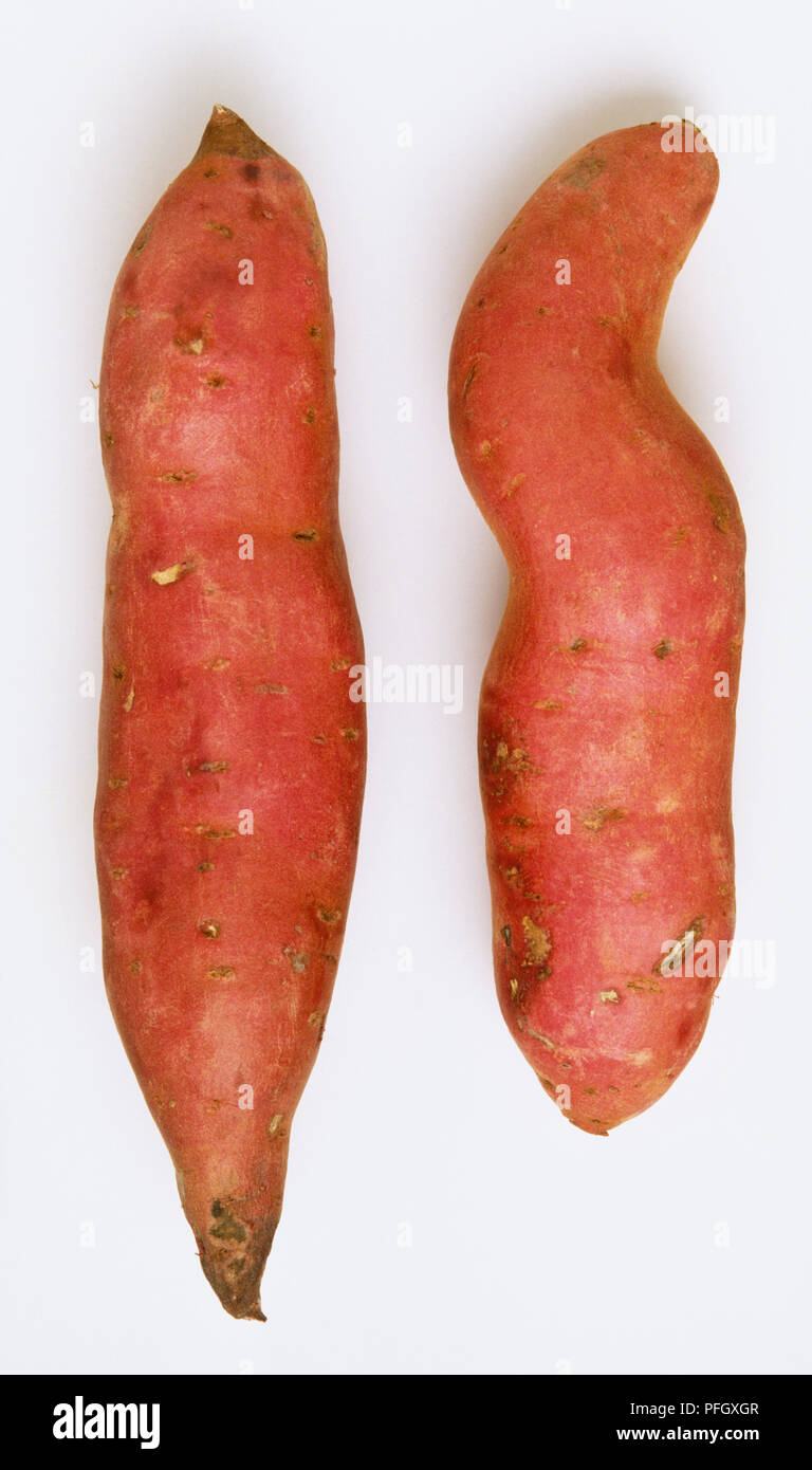 Due patate dolci con pelle di colore rosa. Foto Stock