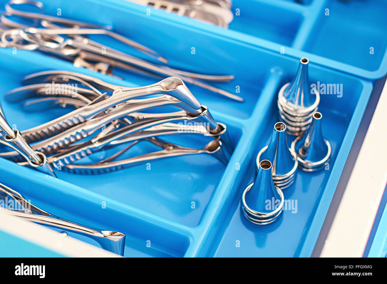 Otorinolaringoiatria o chirurgia ORL strumenti in un blue box medica Foto  stock - Alamy