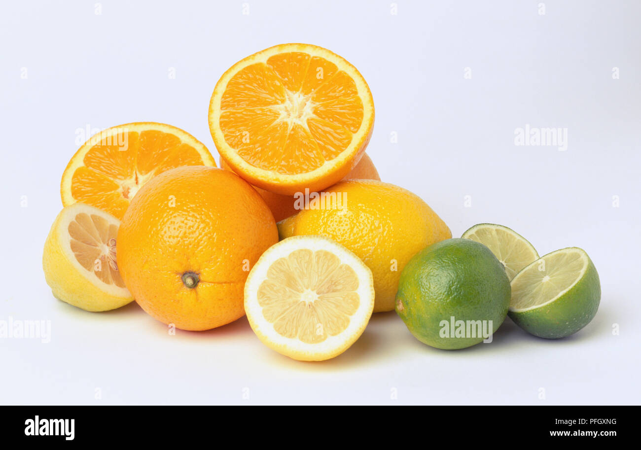 Agrumi, comprese le arance, i limoni e limette, intero e tagliato a metà. Foto Stock