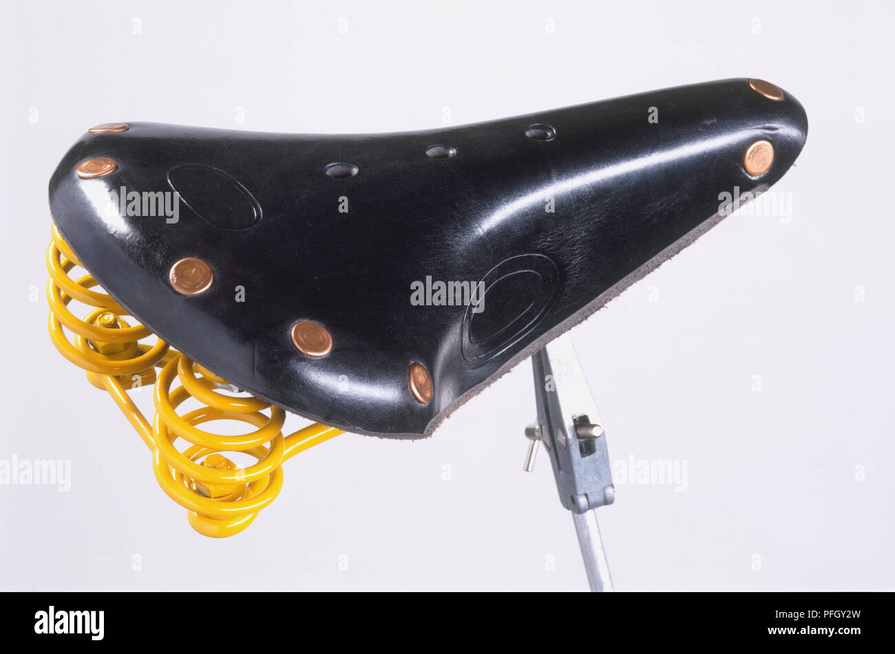 Sella per bicicletta, nero, Close-Up, immagine a colori, ad alto angolo di visione, Mountain Bike, nessun popolo, fotografia, plastica, vista laterale, un singolo oggetto molla, Studio Shot, sfondo bianco, giallo, orizzontale Foto Stock