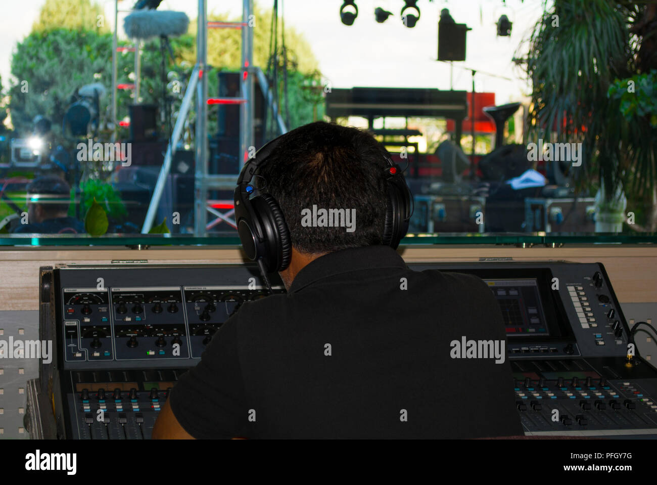 L'uomo stadio mixer audio al sound engineer mano utilizzando il mix audio .Controllo vocale e trasmissione live concerti concetto. Foto Stock