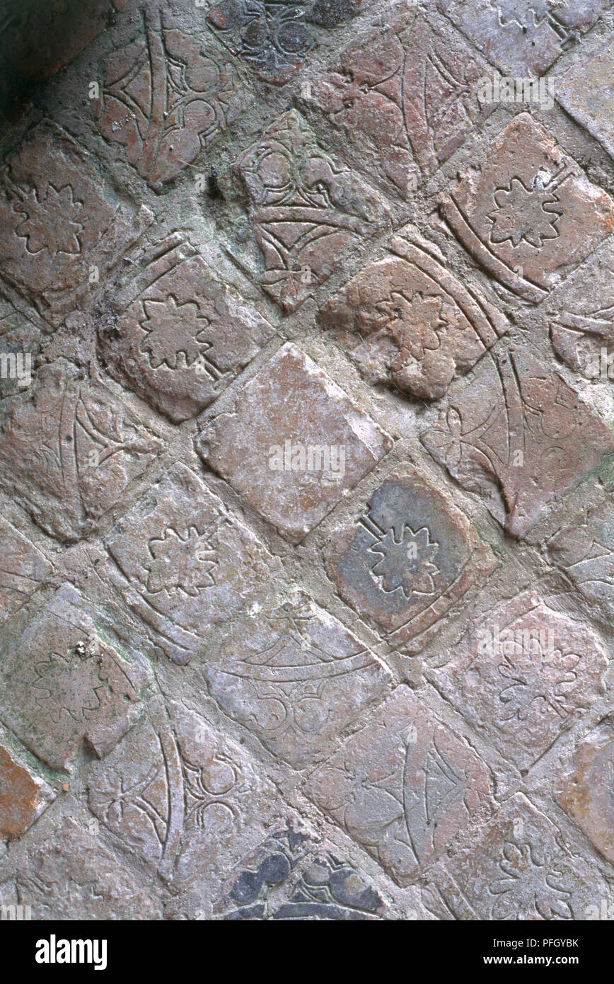 L'Irlanda, nella contea di Louth, Mellifont Abbey, medievale del XII secolo piastrelle Foto Stock