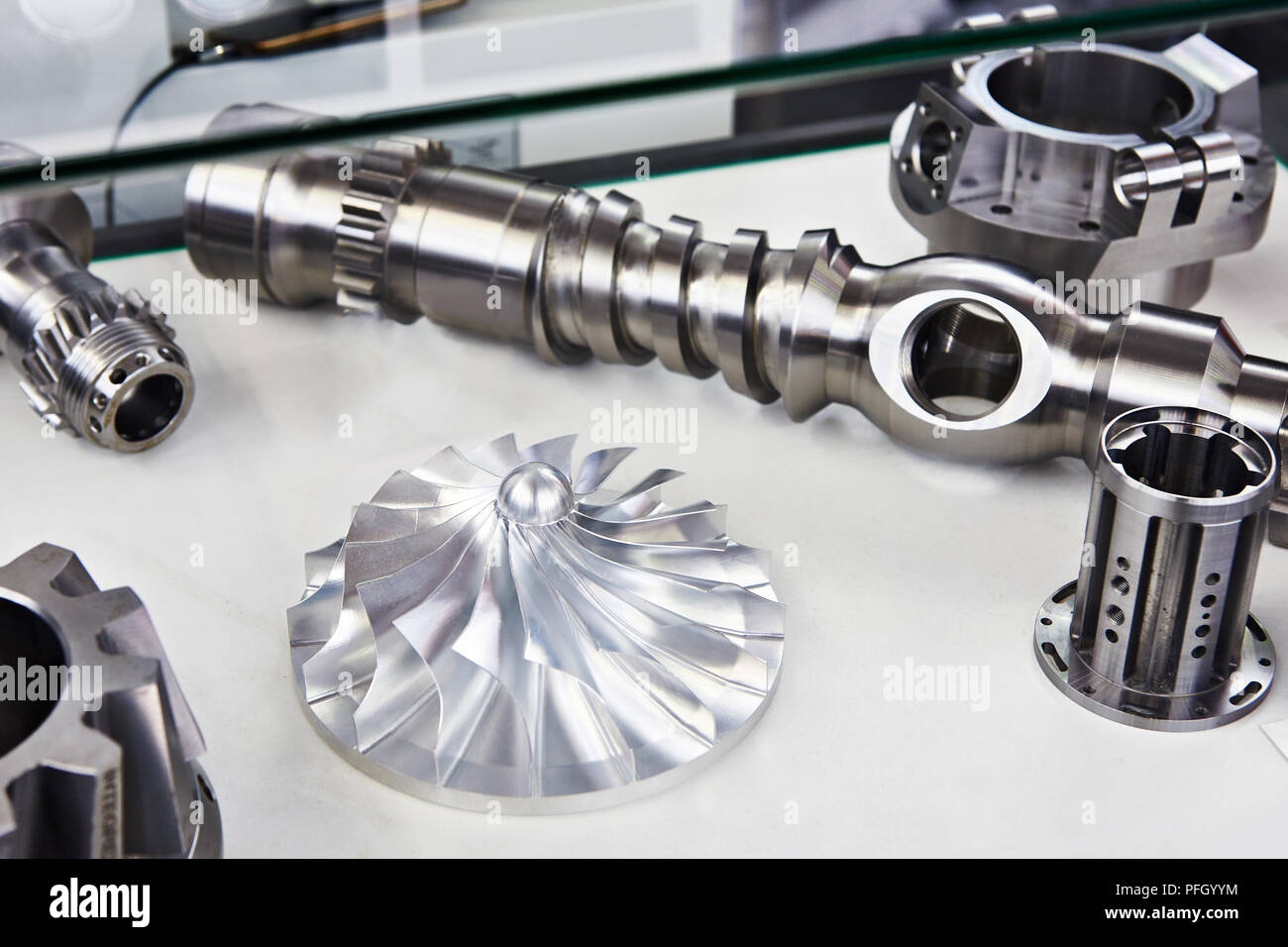 Dettagli e prodotti della moderna industria metallurgica Foto Stock