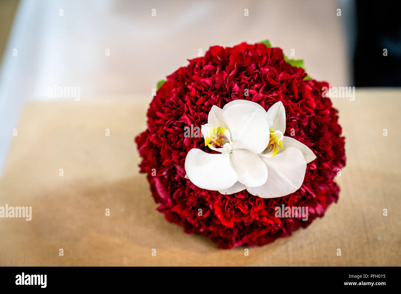 Sorprendente bouquet nuziale. La cerimonia nuziale. Mix di peonie, orchidee e rose. Moderni accessori nuziale Foto Stock