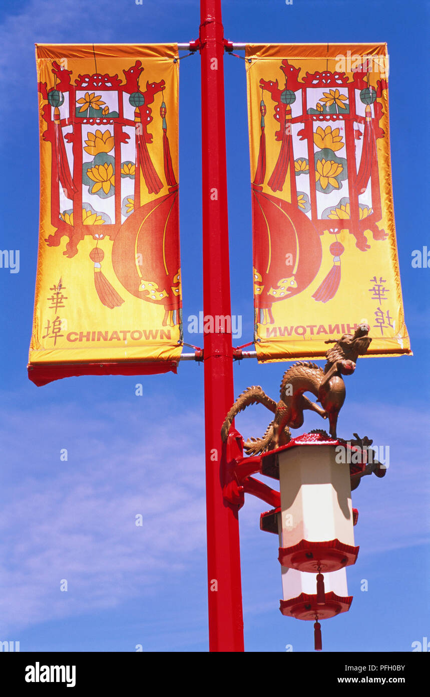 Canada, Pacific Northwest, British Columbia, Vancouver, Chinatown, banner sopra drago decorativo sulla parte superiore di una lanterna cinese lampione. Foto Stock