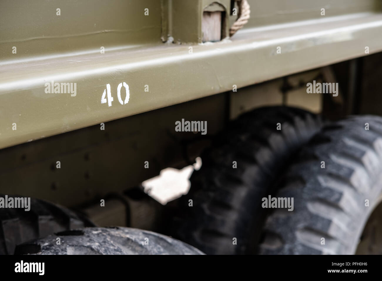 Primo piano di un numero di 40 PSI che indica la pressione degli pneumatici per le ruote grandi viste su questo camion restaurato dell'esercito degli Stati Uniti della seconda guerra mondiale. Foto Stock
