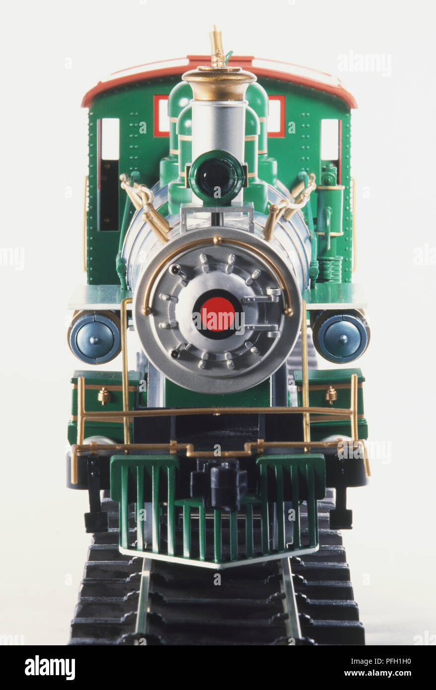 Toy treno a vapore su piste, vista frontale Foto Stock