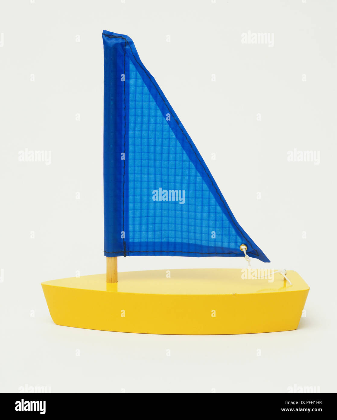 Toy in barca a vela con blocco piatto di legno per lo scafo e tela blu sail Foto Stock
