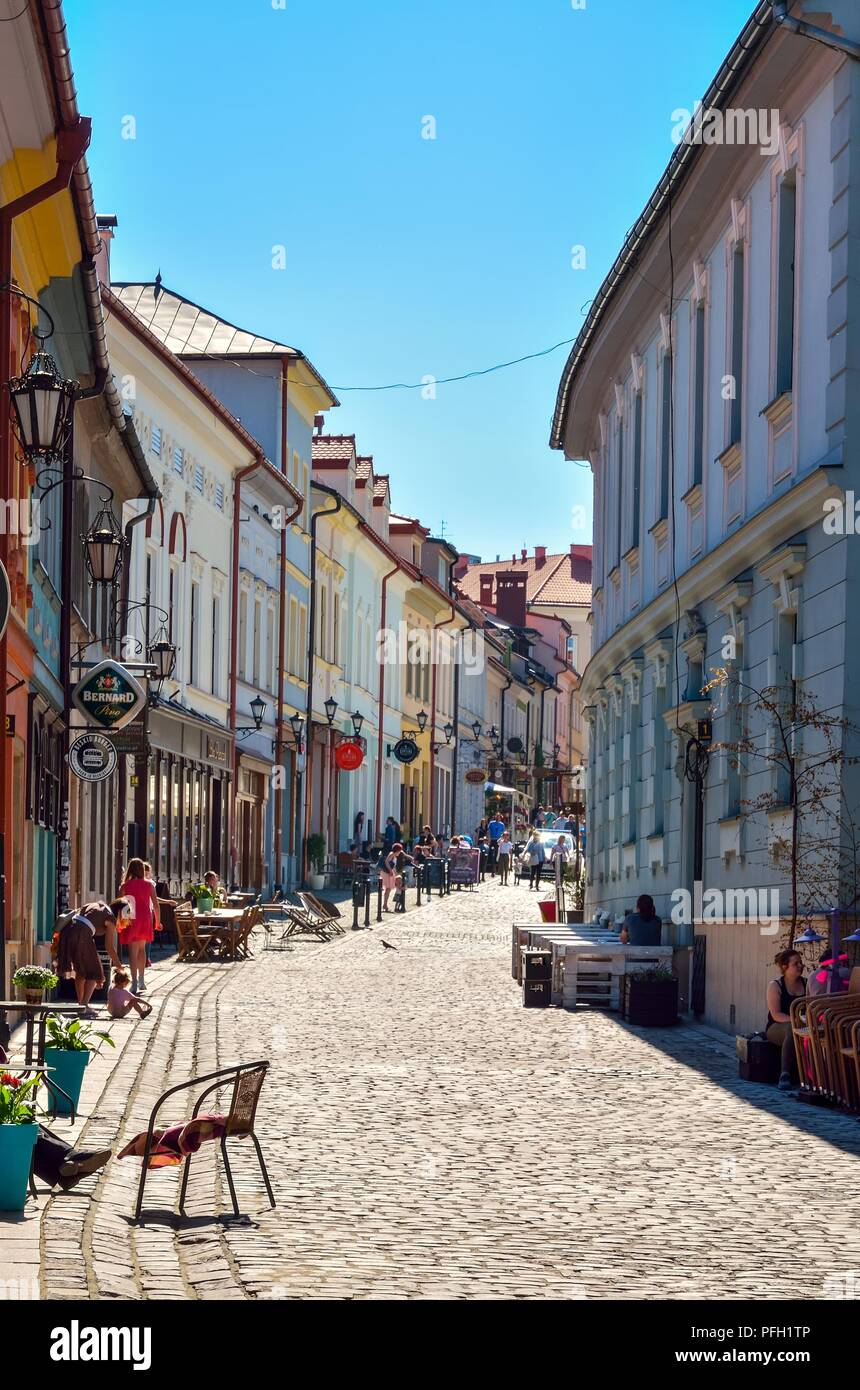 A Bielsko Biala, Polonia - 13 Maggio 2018: Vicolo con il vecchio tenements presso la piazza del mercato di Bielsko-Biala, Polonia. Foto Stock