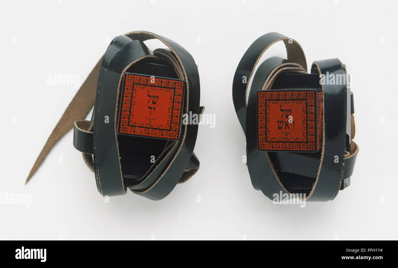 Due tefillins orphylacteries, piccola custodia in cuoio contenenti i testi delle Scritture ebraiche tradizionalmente indossati da uomini ebrei durante la preghiera del mattino. Foto Stock
