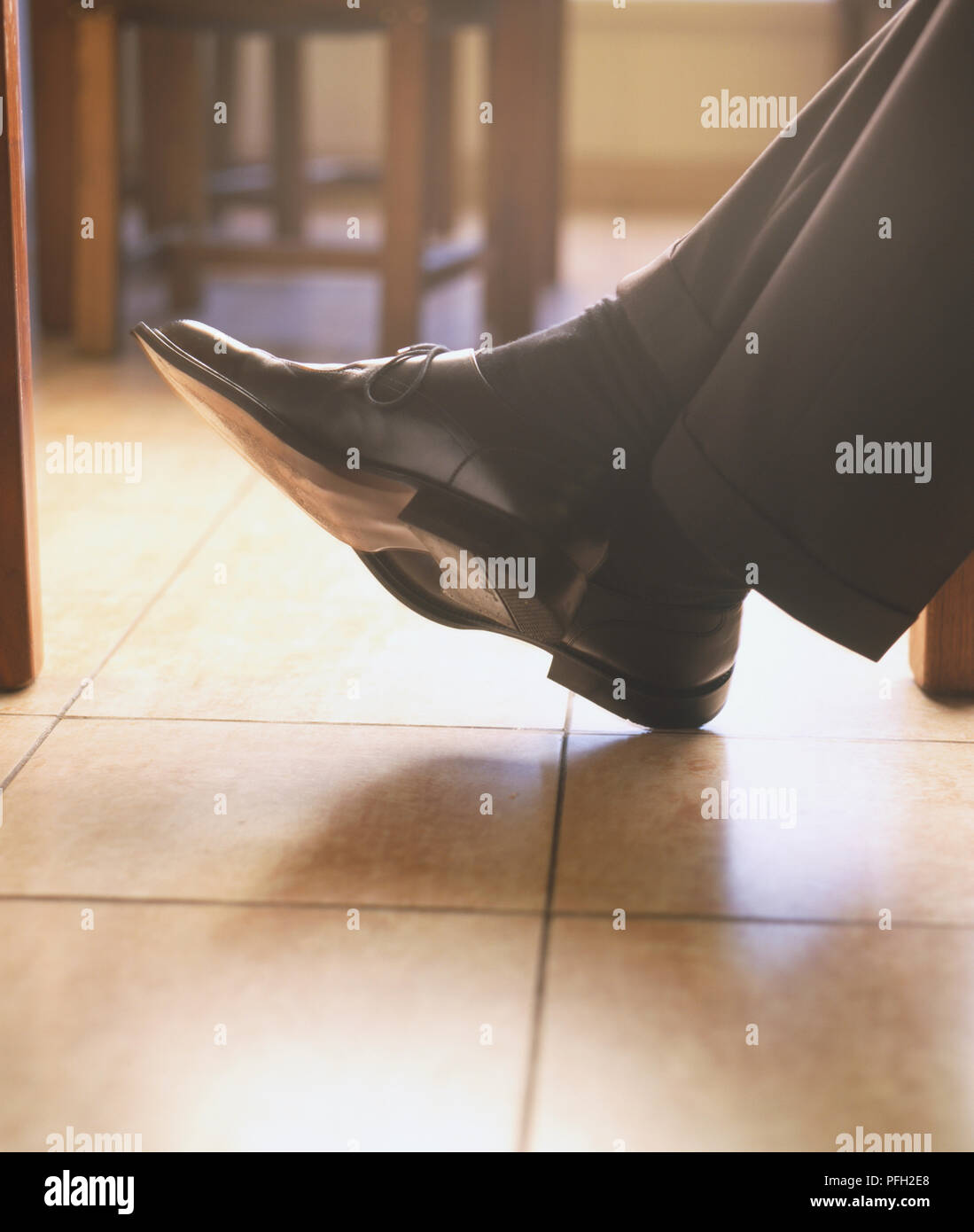 Gambe incrociate di un uomo, vicino, vista laterale. Foto Stock