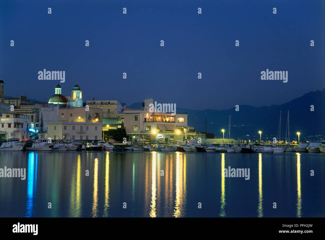 L'Italia, Campania, Baia di Napoli, Torre del Greco, edifici che si affacciano marina, illuminata di notte Foto Stock