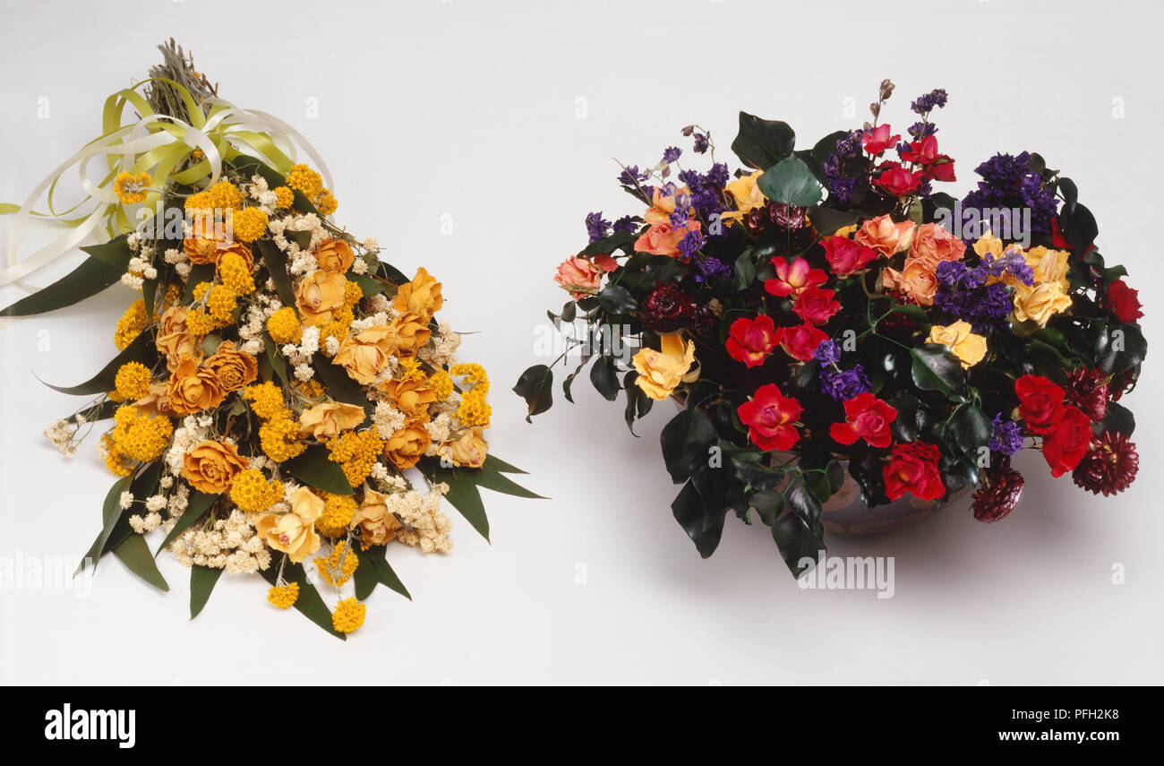 Due mazzetti di rosa appassita visualizza, un bouquet dorato con pulsanti  Batchelors, eterno di fiori e foglie di eucalipto con giallo e bianco di  raso e una disposizione multicolore di rose con