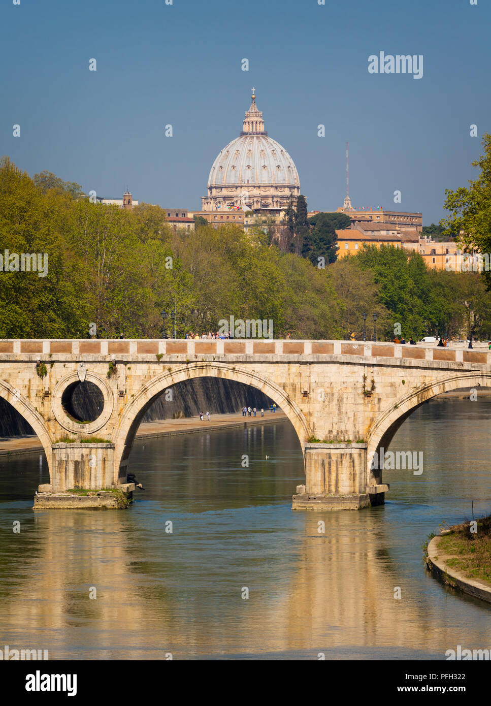 Roma, Italia. Sisto Bridge (Ponte Sisto) attraversando il fiume Tevere. Cupola di San Pietro sullo sfondo. Foto Stock