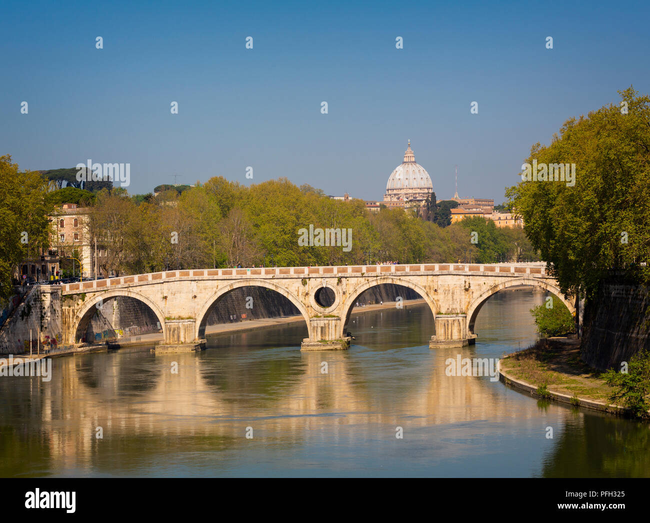Roma, Italia. Sisto Bridge (Ponte Sisto) attraversando il fiume Tevere. Cupola di San Pietro sullo sfondo. Foto Stock