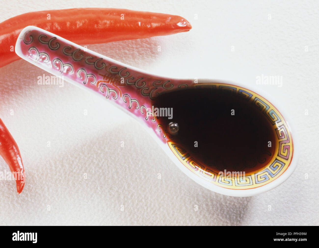 Salsa di soia scura in decorate cucchiaino cinese, close up Foto Stock