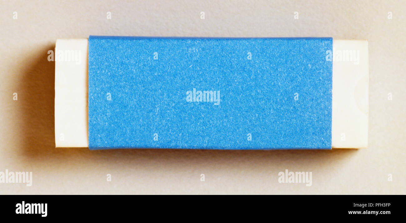 Grana carta blu avvolto intorno oggetto rettangolare Foto Stock