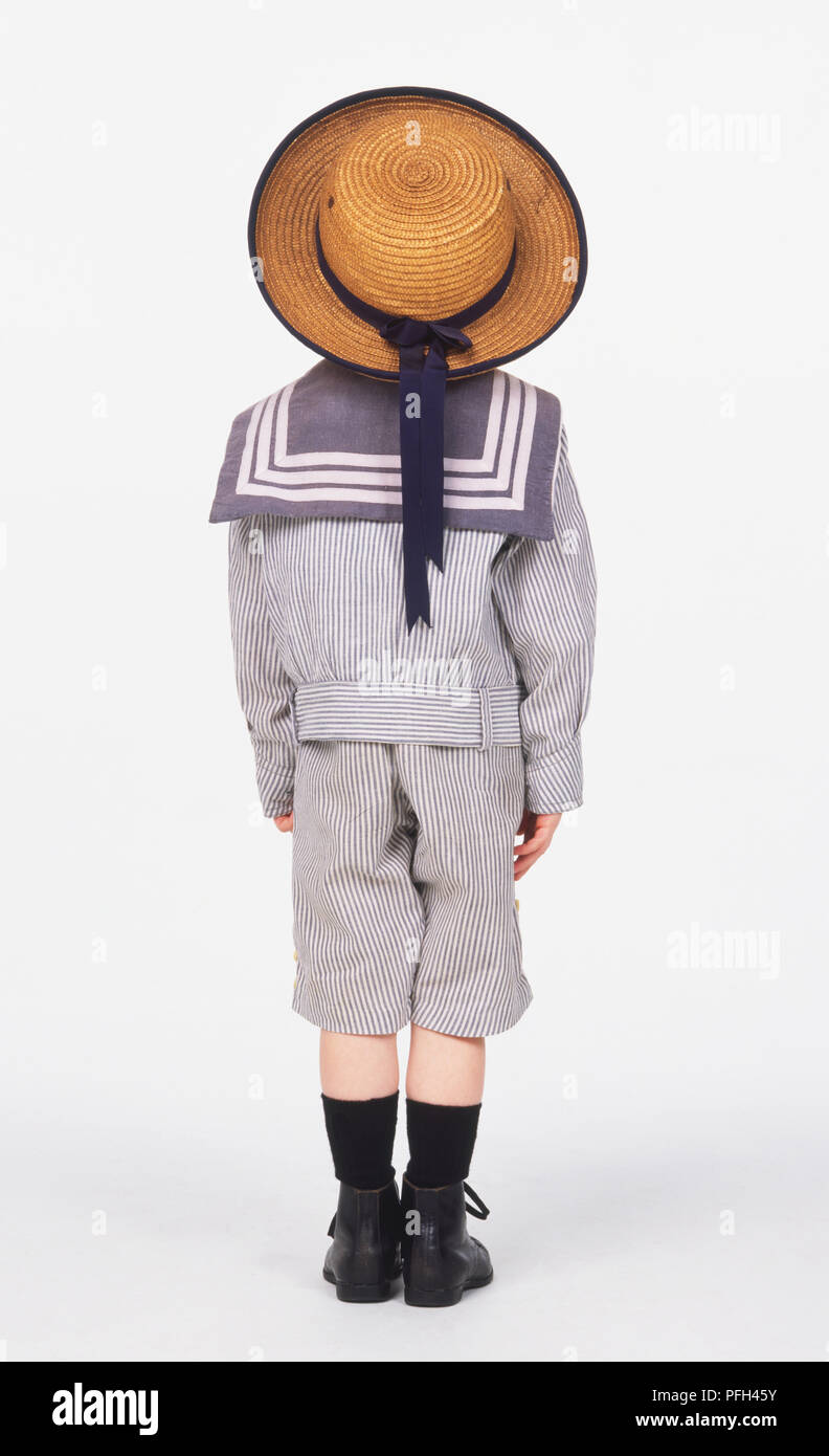 Bambino in un marinaio tuta e cappello di paglia, vista da dietro Foto Stock