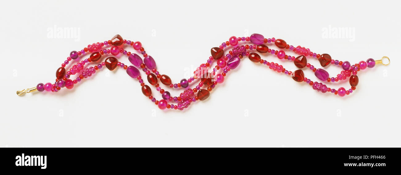 Bracciale realizzato in tre righe di rosa, viola e rosso perle Foto Stock