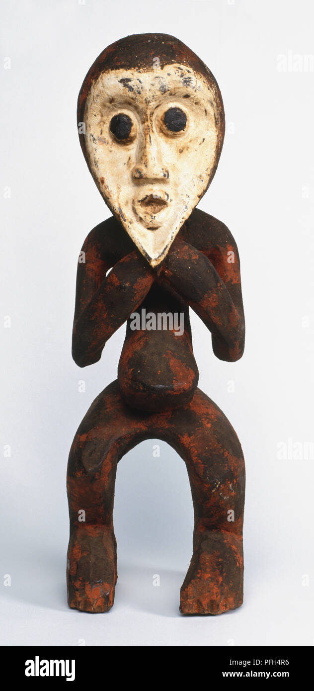 In Africa, in Camerun, tribale intagliato figura con una faccia bianca, vista frontale Foto Stock