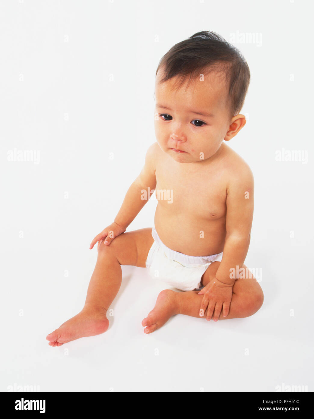 Bambino in un pannolino seduti, ad alto angolo di visione Foto Stock