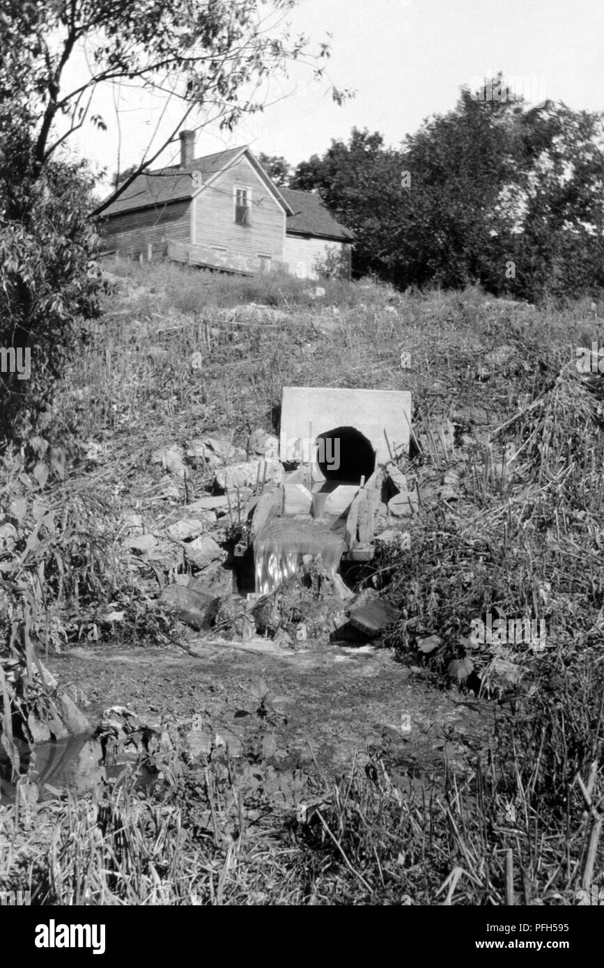 Scarico fognario sulle rive del Fiume Rosso al primo Street a Fargo, North Dakota, Agosto 1932. Immagine cortesia di centri per il controllo delle malattie (CDC) / Minnesota Department of Health, R.N. Libreria Barr, Bibliotecari Melissa Rethlefsen e Marie Jones. () Foto Stock