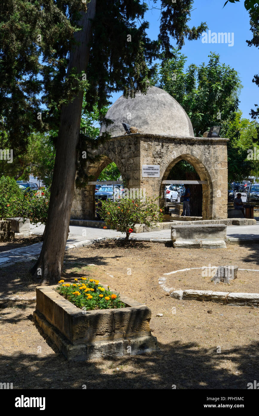 Ottoman Baldöken cimitero in Kyrenia (Girne), Repubblica Turca di Cipro del Nord Foto Stock