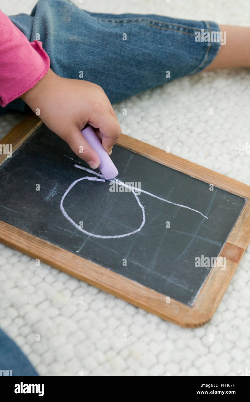 Per bambini la scrittura a mano la lettera "b" in gesso su lavagna tablet, close-up Foto Stock