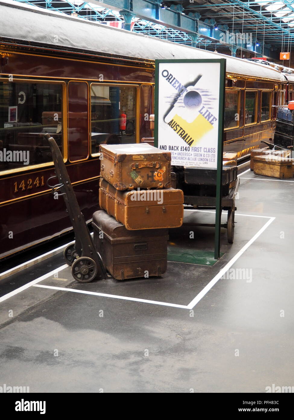 Ex London Midland e Scottish carrozza ferroviaria dal 1928 con antichi bagagli sulla piattaforma della stazione Foto Stock