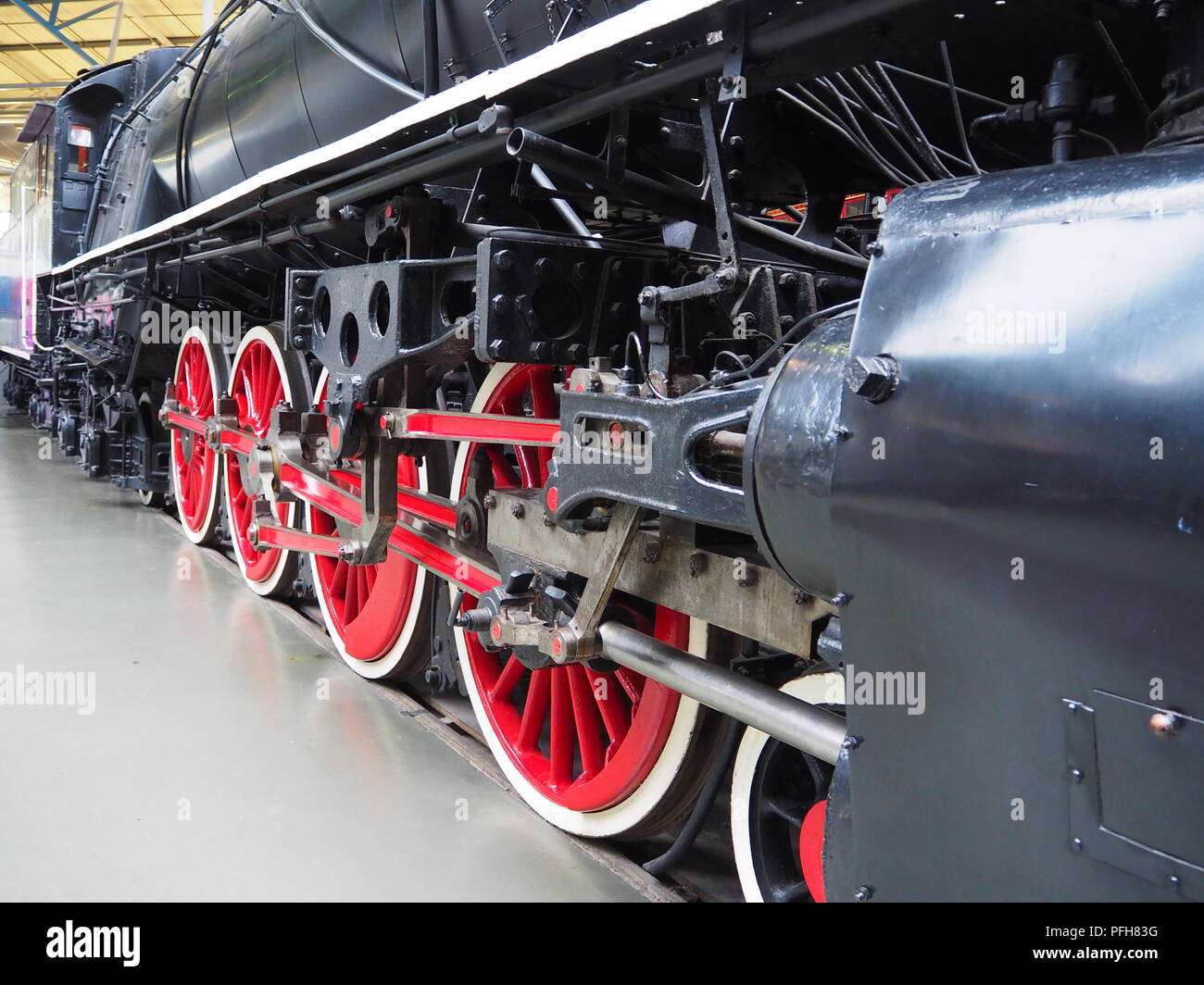 Ruote di guida e accoppiamento aste laterali del 1935 locomotiva a vapore KF classe utilizzata dal governo cinese ferrovie Foto Stock