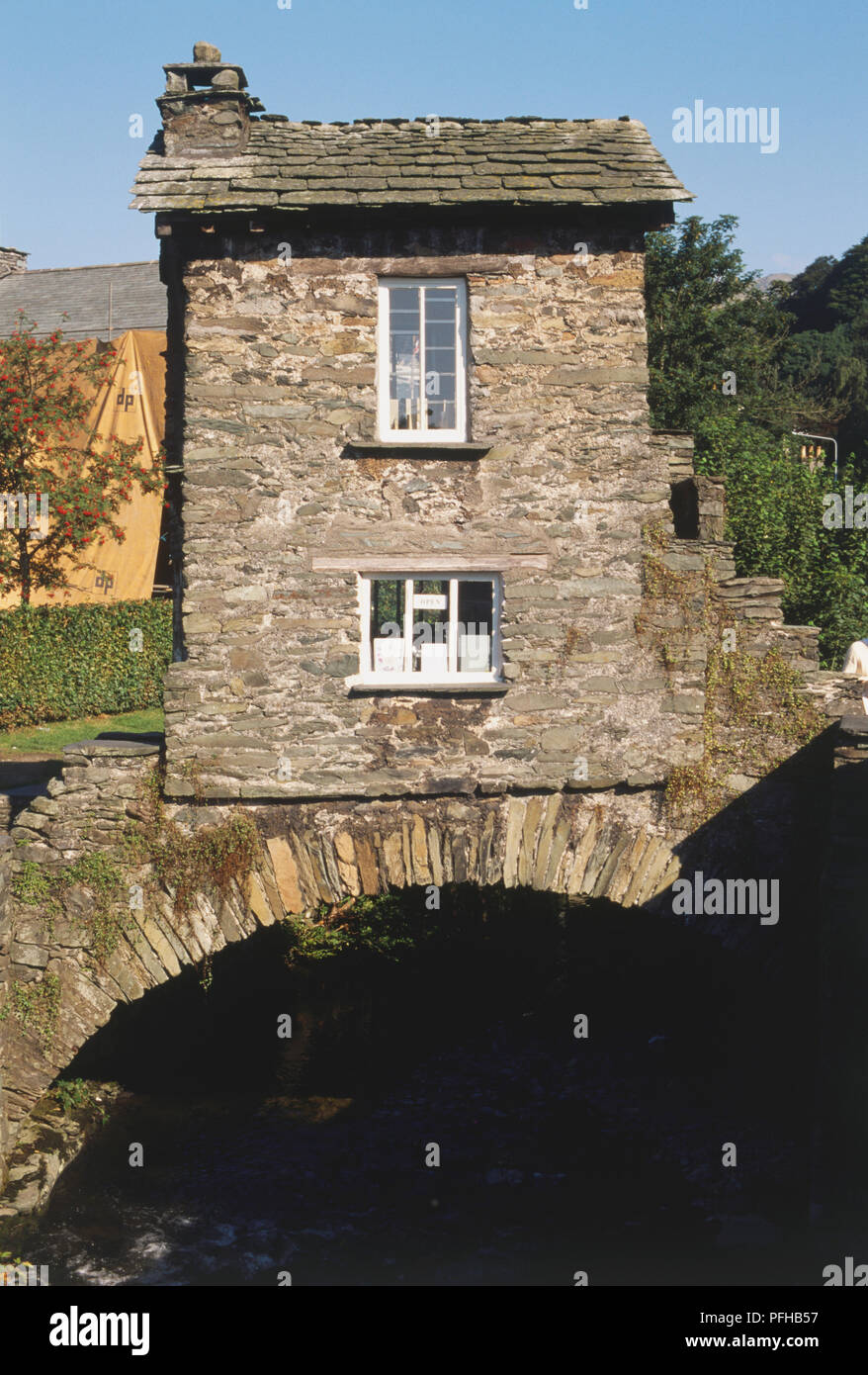 Gran Bretagna, Inghilterra, Cumbria, minuscoli Bridge House su stock Beck in Ambleside. Foto Stock