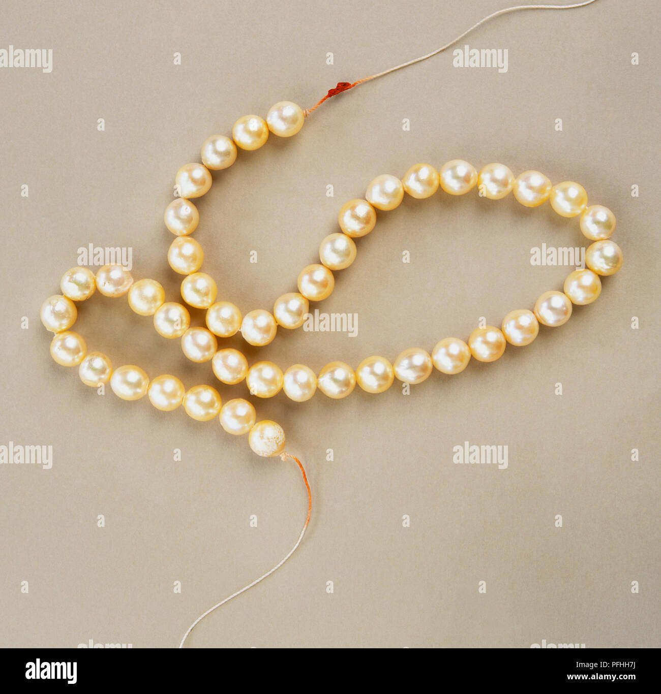 Marine-coltivate collana di perle su una stringa. Foto Stock