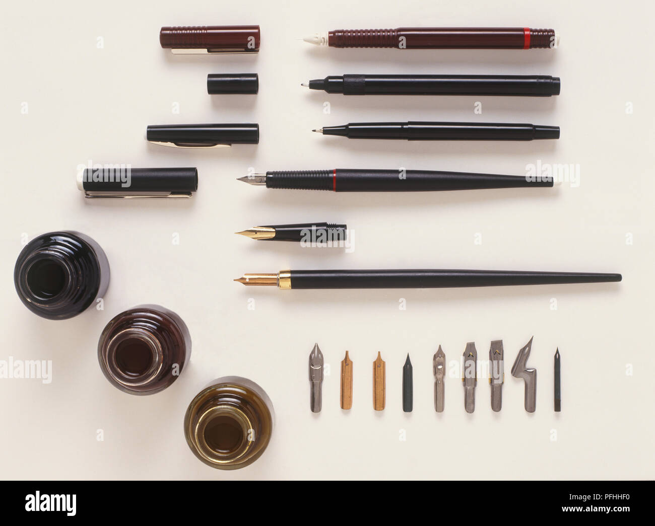 Set di penne di disegno, naselli e inchiostri. Foto Stock