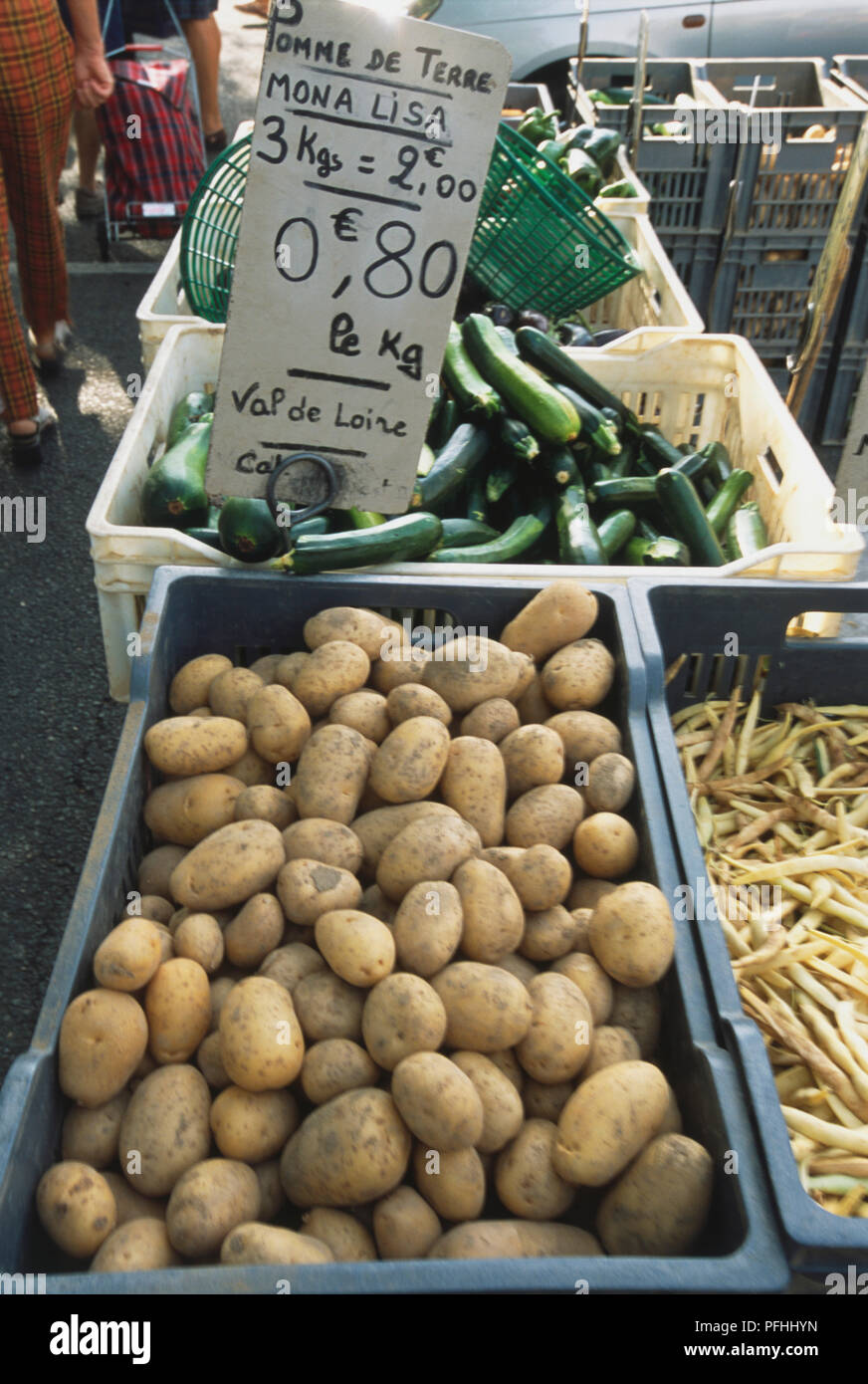 Francia, Valle della Loira, Anjou, Angers, vegetali in vendita al mercato in stallo. Foto Stock