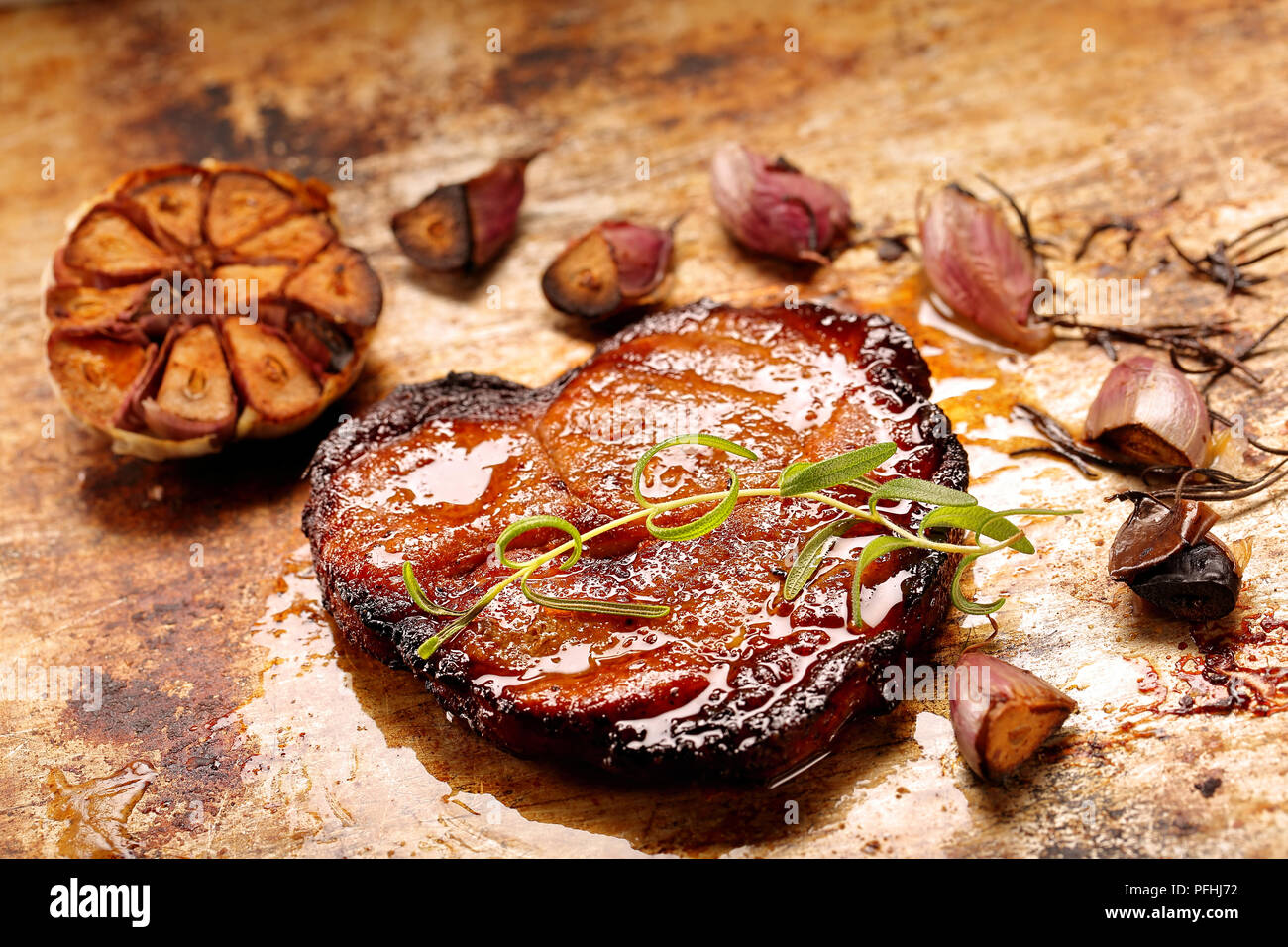 Frittura di spalla di maiale alla griglia con aglio su sfondo rustico Foto Stock