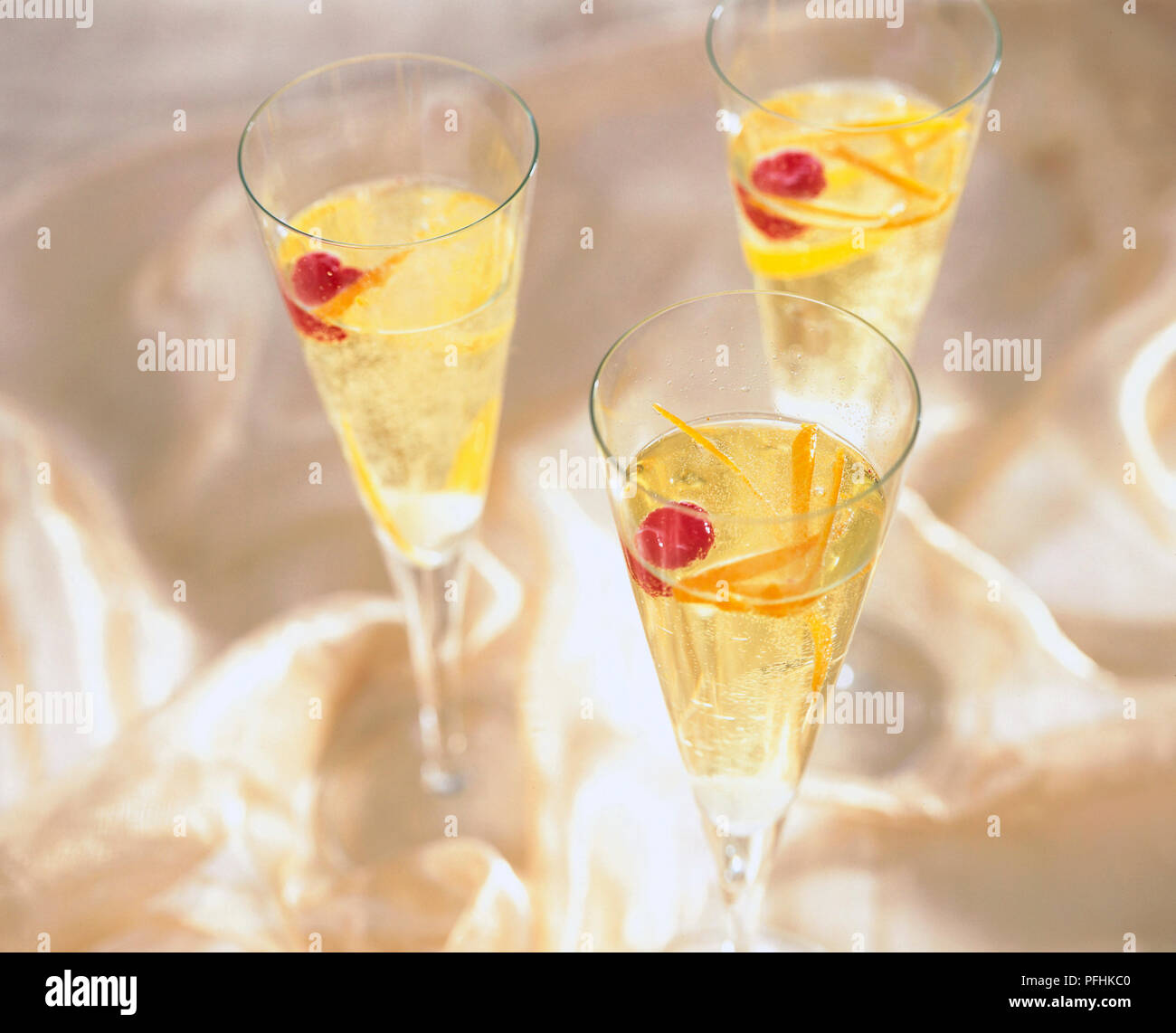 Orange cocktails di champagne in tre bicchieri. Foto Stock