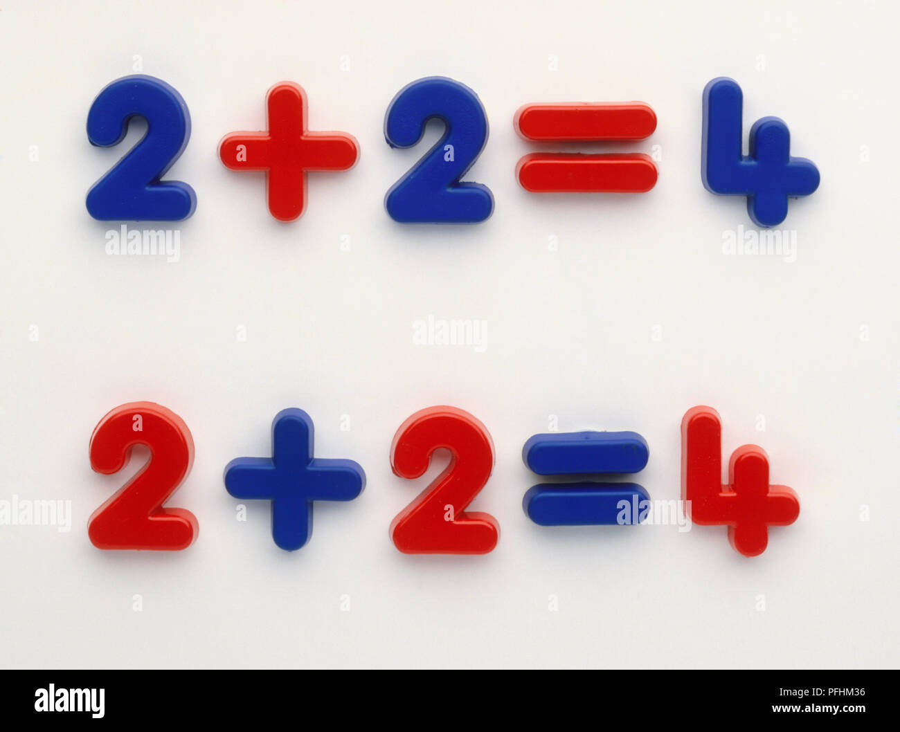Inoltre, 2 più 2 è uguale a 4, i numeri e i simboli matematici in blu e rosso. Foto Stock