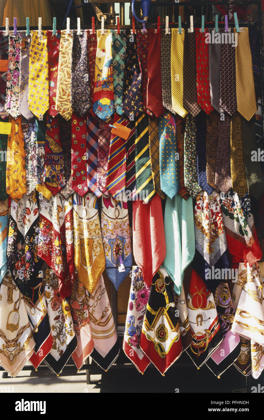 L'Italia, Firenze, Mercato Nuovo, colorato cravatte e sciarpe in vendita  appeso al di fuori del negozio, vista frontale Foto stock - Alamy