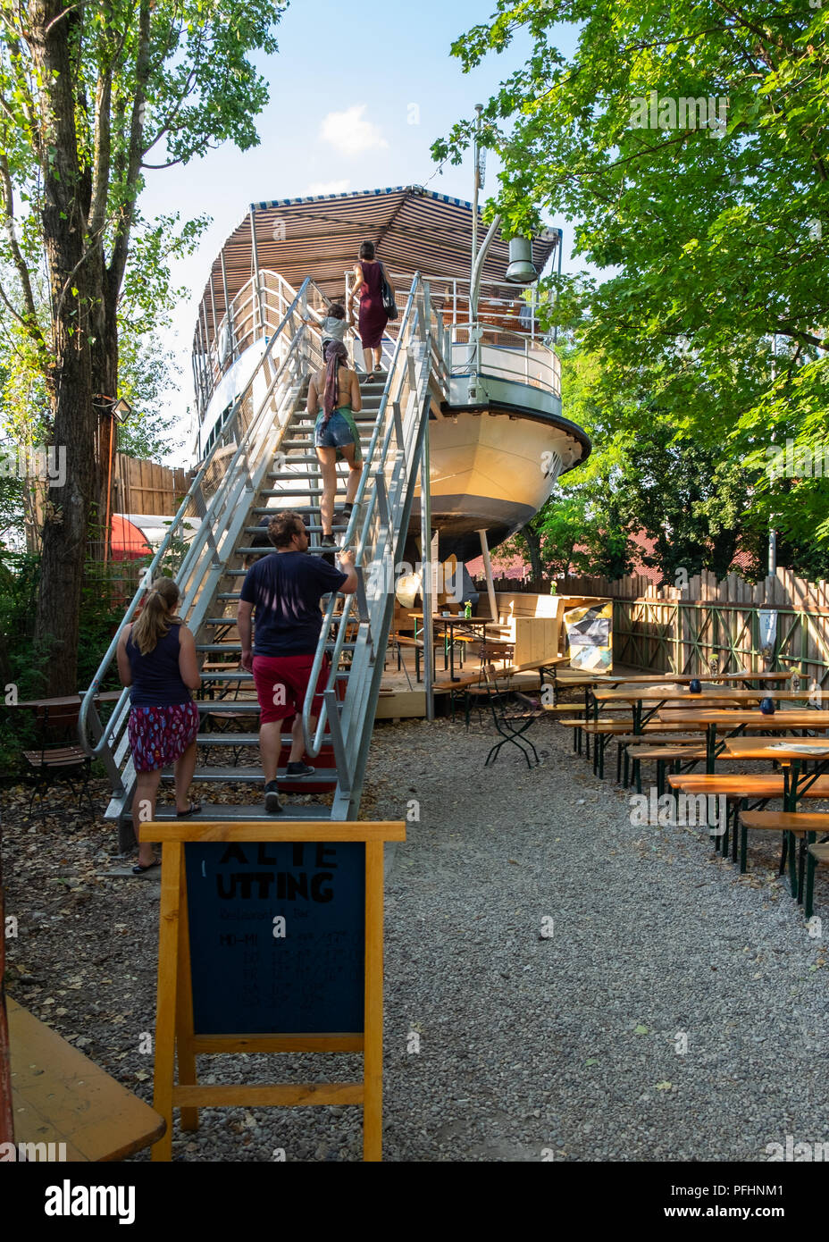 Alte Utting, ex nave passeggeri convertito in un ristorante ora collocato su un ponte ferroviario a Monaco di Baviera, Germania. Foto Stock