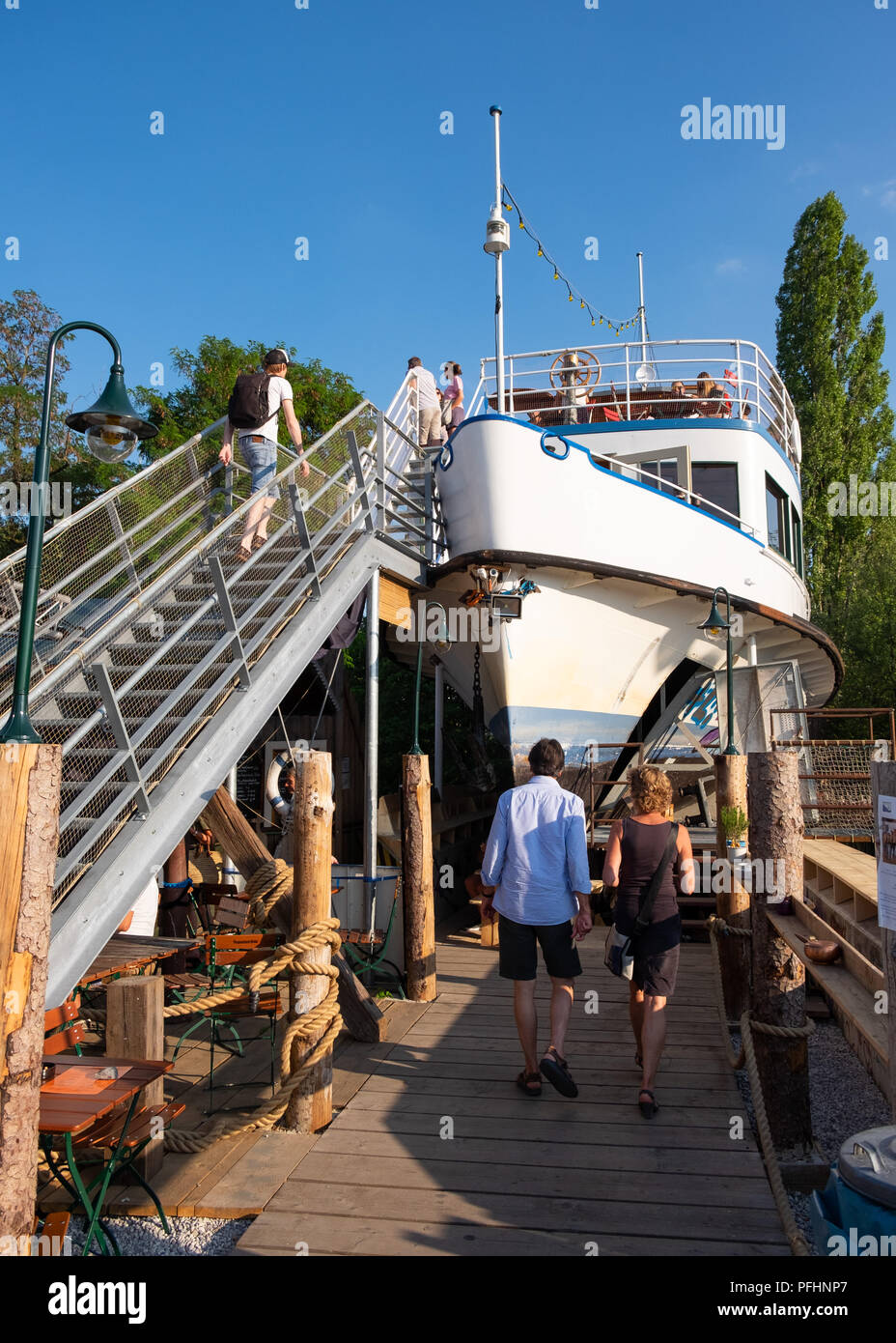 Alte Utting, ex nave passeggeri convertito in un ristorante ora collocato su un ponte ferroviario a Monaco di Baviera, Germania. Foto Stock