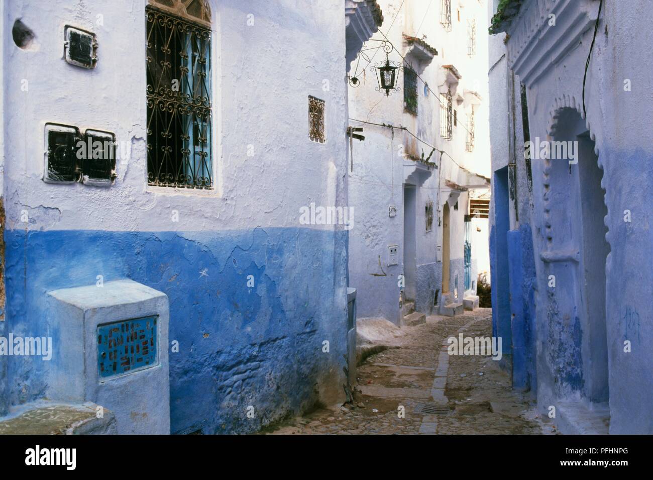 Il Marocco, Chefchaouen, Quartier Al-Andalus, blu e bianche case fodera strada stretta Foto Stock