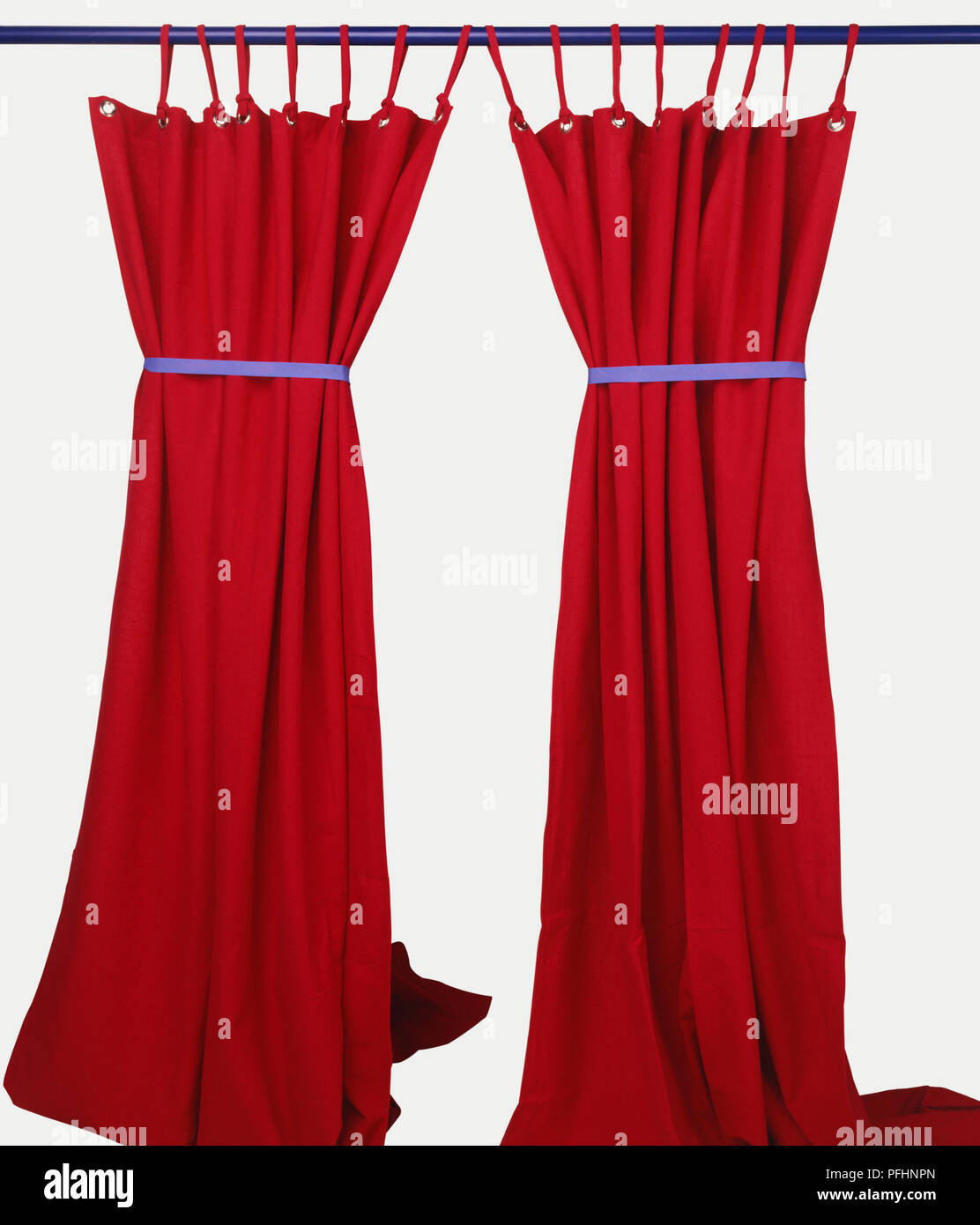 Due tende rosse appese ad una rampa. Foto Stock