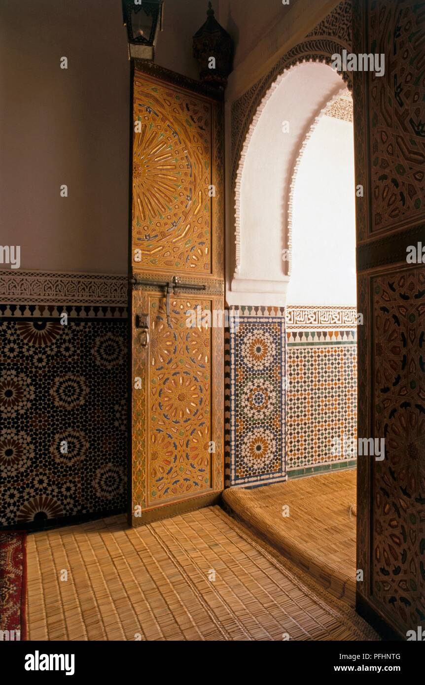 Il Marocco, Meknes, Mausoleo di Moulay Ismail, le pareti della stanza che conduce alla camera sepolcrale decorate tilework zellij e mosaici di piastrelle policrome Foto Stock