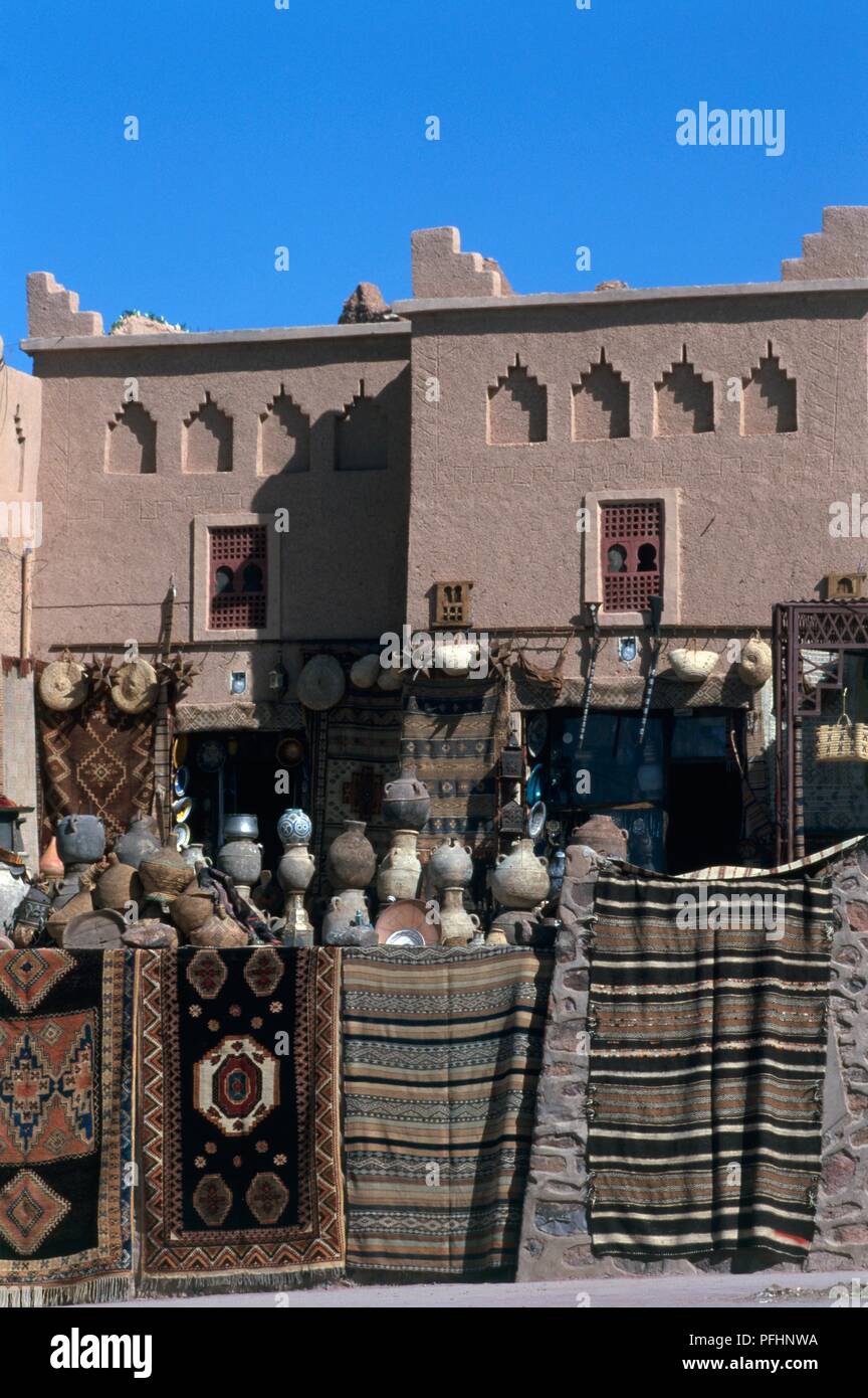 Il Marocco, Ouarzazate, Taourirt Kasbah, tappeti sul display all'esterno dell'edificio Foto Stock