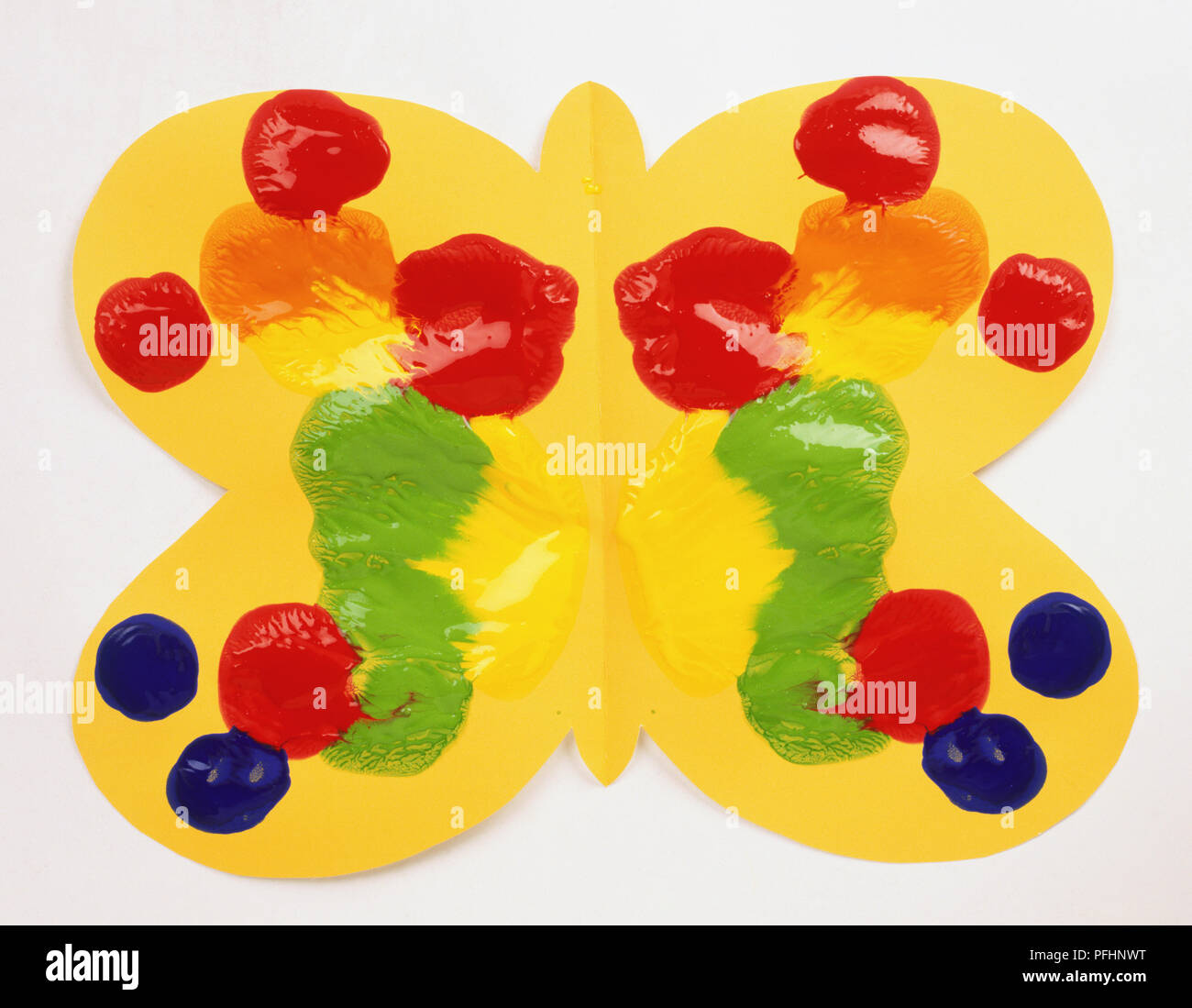 I bambini di disegno di un giallo a forma di farfalla carta decorata con vernici luminose, vicino. Foto Stock